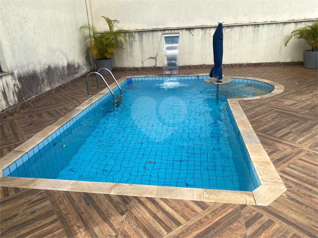 Casa ampla com piscina e churrasqueira