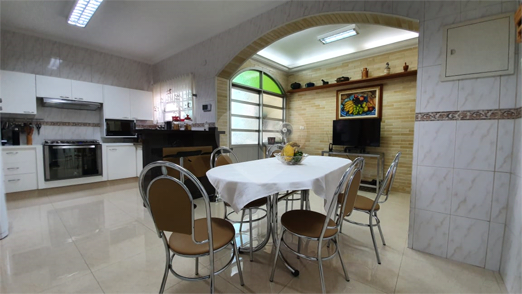 Casa ampla com piscina e churrasqueira