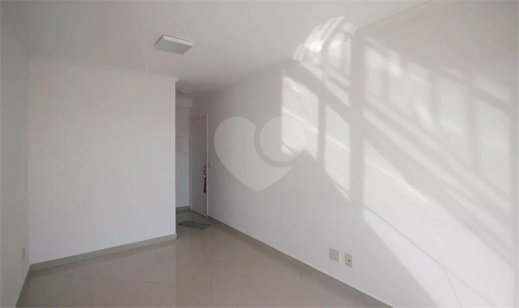 Apartamento em condomínio Clube, com varanda, 3 quartos e 1 vaga.
