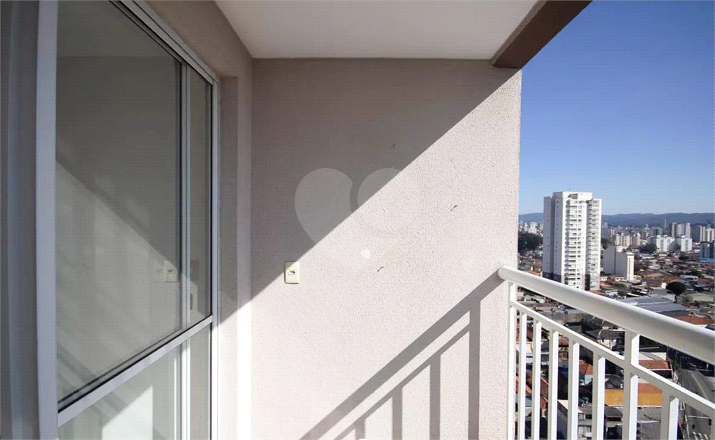 Apartamento em condomínio Clube, com varanda, 3 quartos e 1 vaga.