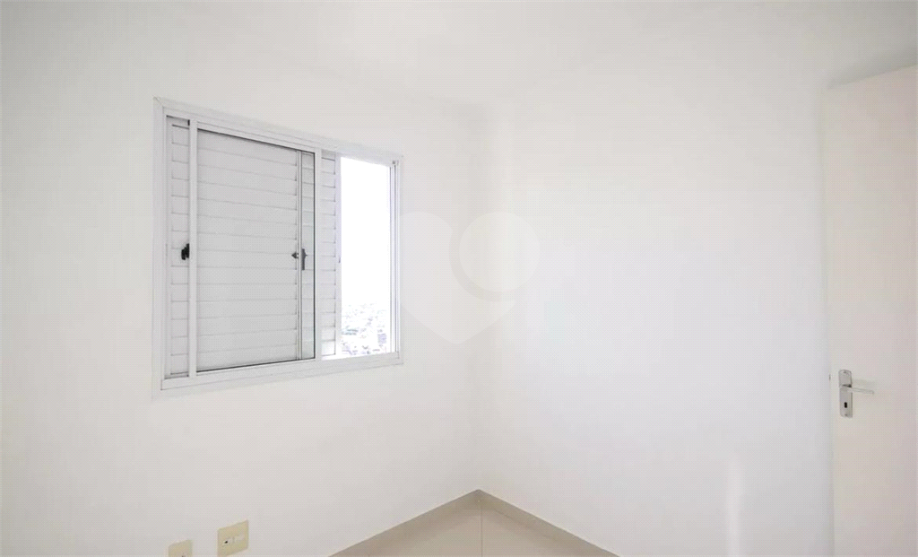 Apartamento em condomínio Clube, com varanda, 3 quartos e 1 vaga.