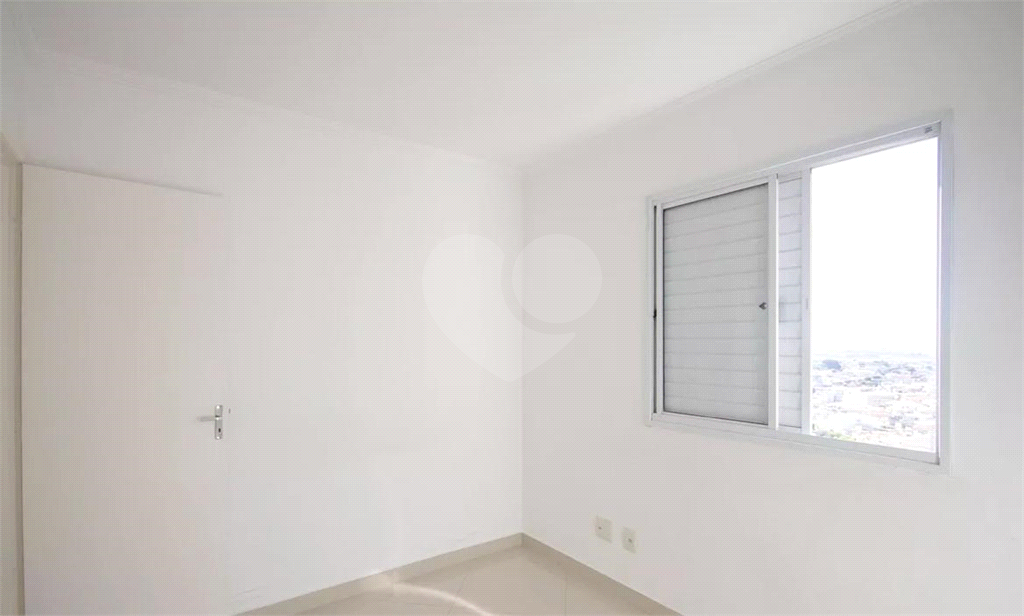 Apartamento em condomínio Clube, com varanda, 3 quartos e 1 vaga.