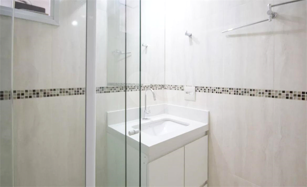 Apartamento em condomínio Clube, com varanda, 3 quartos e 1 vaga.