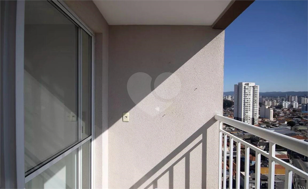 Apartamento em condomínio Clube, com varanda, 3 quartos e 1 vaga.