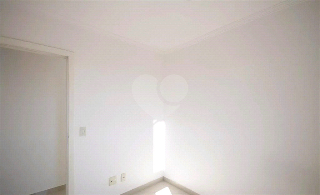 Apartamento em condomínio Clube, com varanda, 3 quartos e 1 vaga.