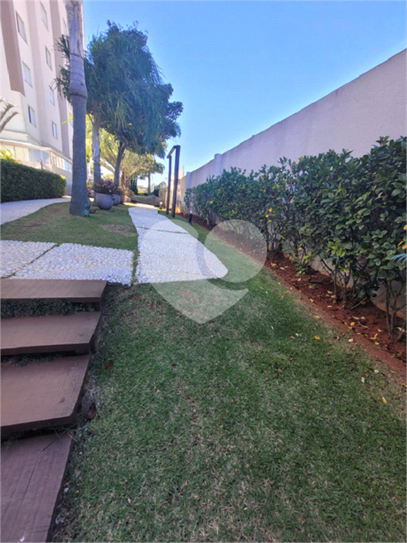 Apartamento em condomínio Clube, com varanda, 3 quartos e 1 vaga.