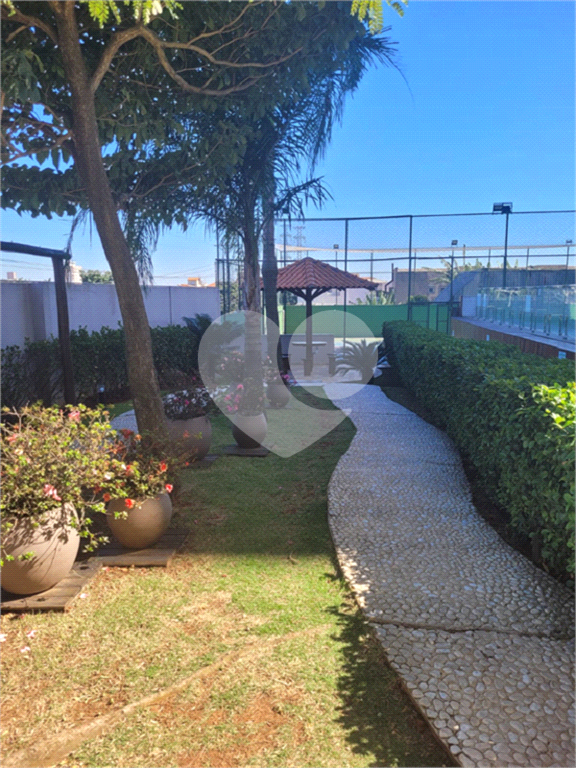 Apartamento em condomínio Clube, com varanda, 3 quartos e 1 vaga.