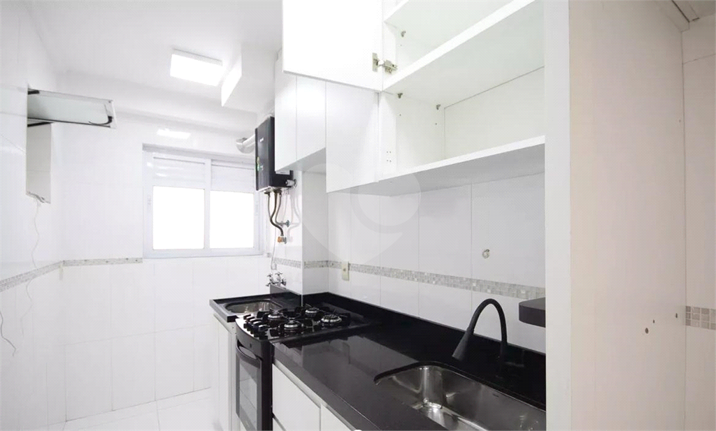 Apartamento em condomínio Clube, com varanda, 3 quartos e 1 vaga.