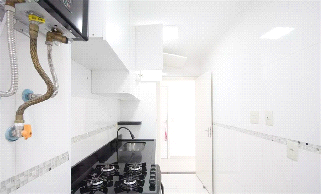 Apartamento em condomínio Clube, com varanda, 3 quartos e 1 vaga.