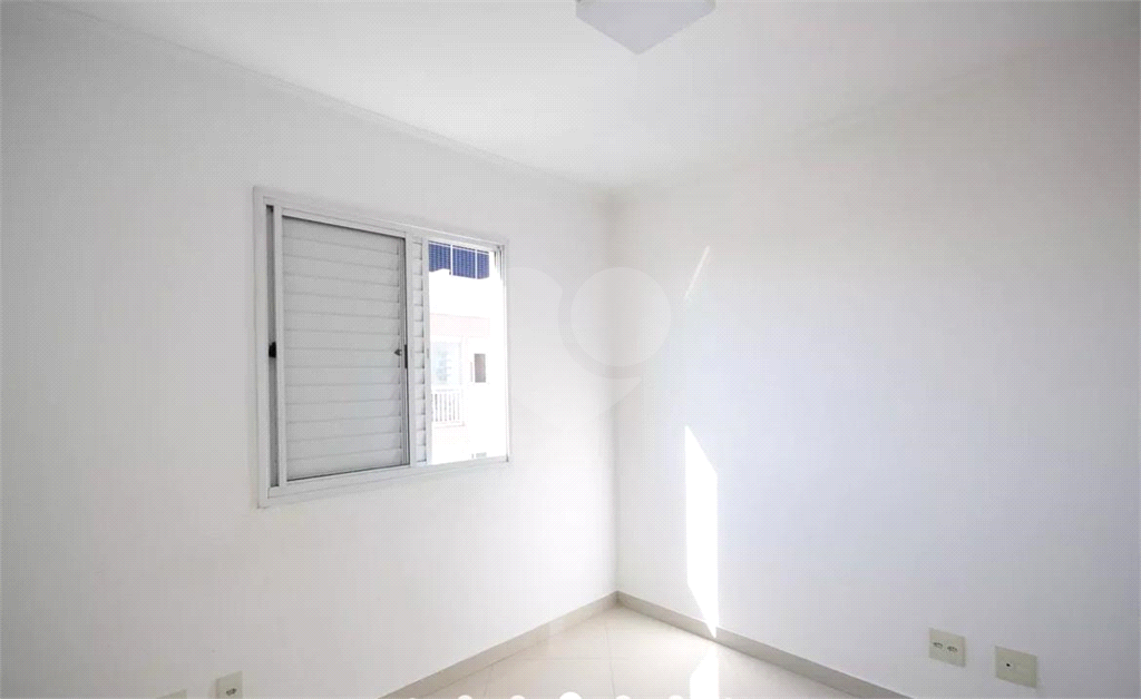 Apartamento em condomínio Clube, com varanda, 3 quartos e 1 vaga.