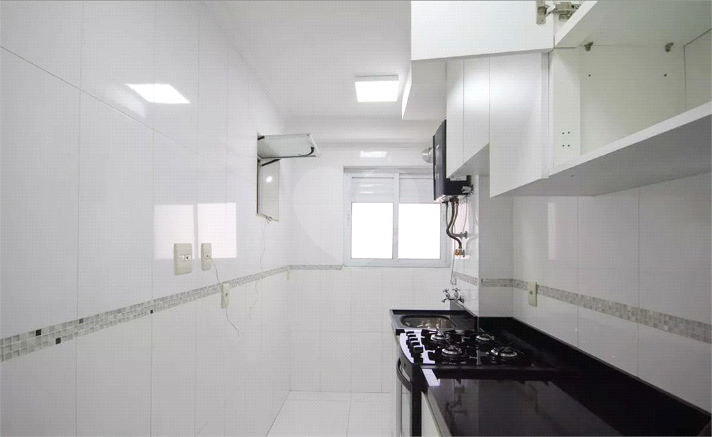 Apartamento em condomínio Clube, com varanda, 3 quartos e 1 vaga.