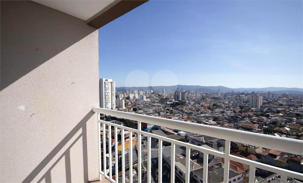 Apartamento em condomínio Clube, com varanda, 3 quartos e 1 vaga.