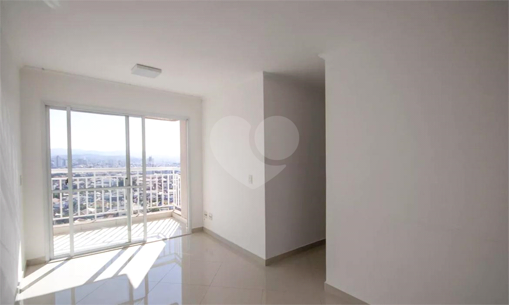 Apartamento em condomínio Clube, com varanda, 3 quartos e 1 vaga.