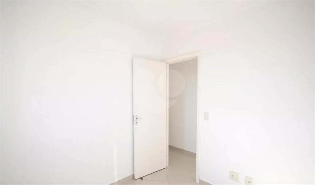 Apartamento em condomínio Clube, com varanda, 3 quartos e 1 vaga.