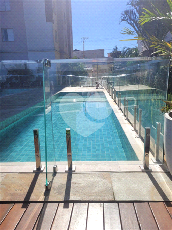 Apartamento em condomínio Clube, com varanda, 3 quartos e 1 vaga.