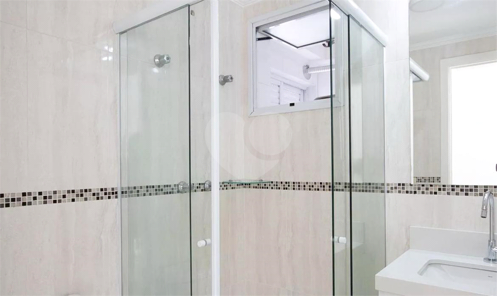 Apartamento em condomínio Clube, com varanda, 3 quartos e 1 vaga.