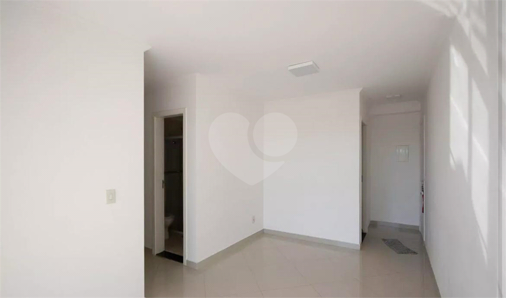 Apartamento em condomínio Clube, com varanda, 3 quartos e 1 vaga.