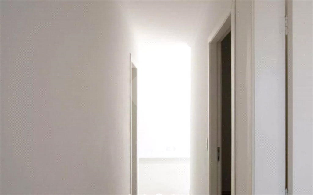Apartamento em condomínio Clube, com varanda, 3 quartos e 1 vaga.
