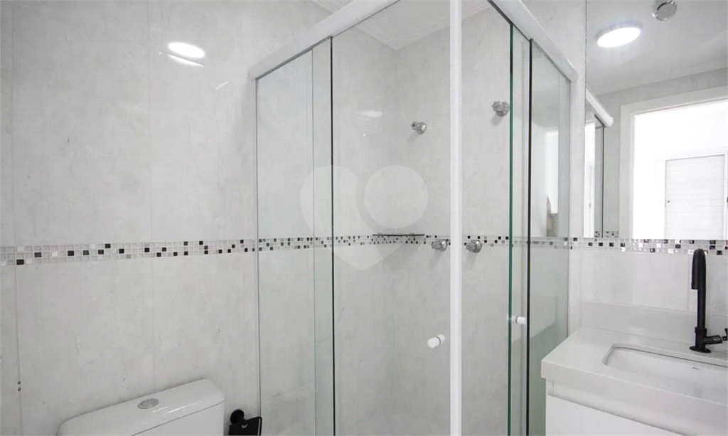Apartamento em condomínio Clube, com varanda, 3 quartos e 1 vaga.