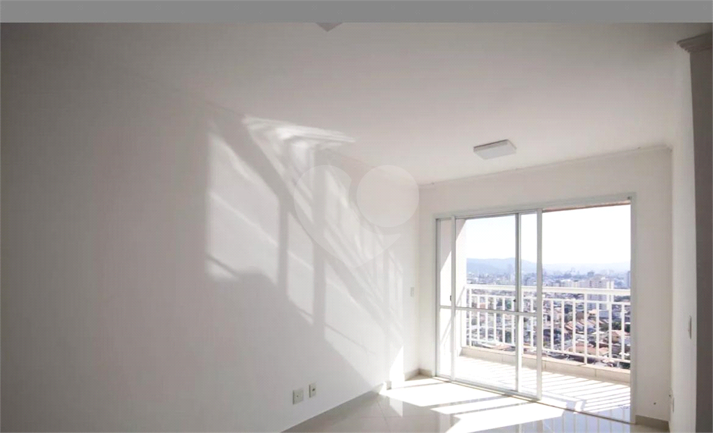 Apartamento em condomínio Clube, com varanda, 3 quartos e 1 vaga.