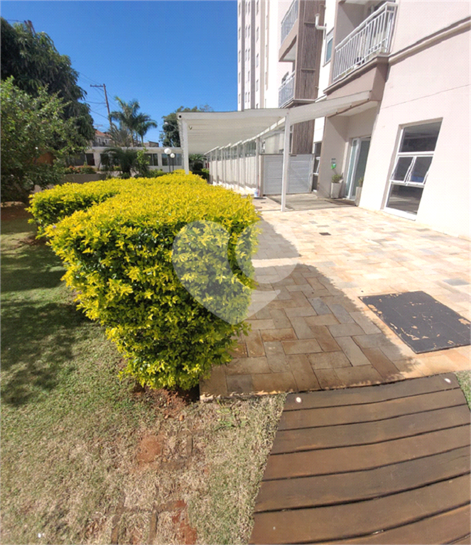 Apartamento em condomínio Clube, com varanda, 3 quartos e 1 vaga.