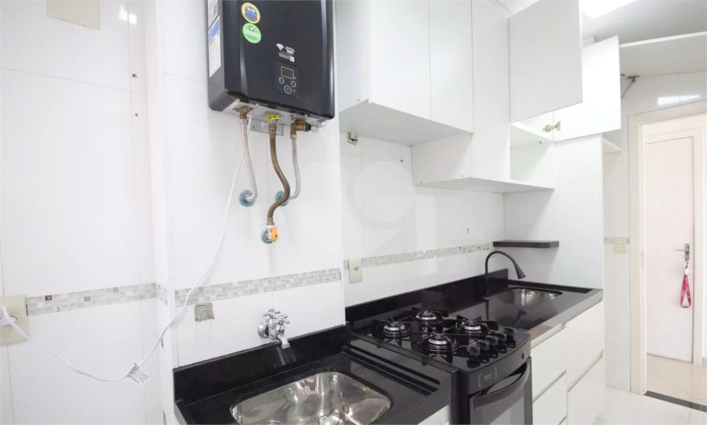 Apartamento em condomínio Clube, com varanda, 3 quartos e 1 vaga.