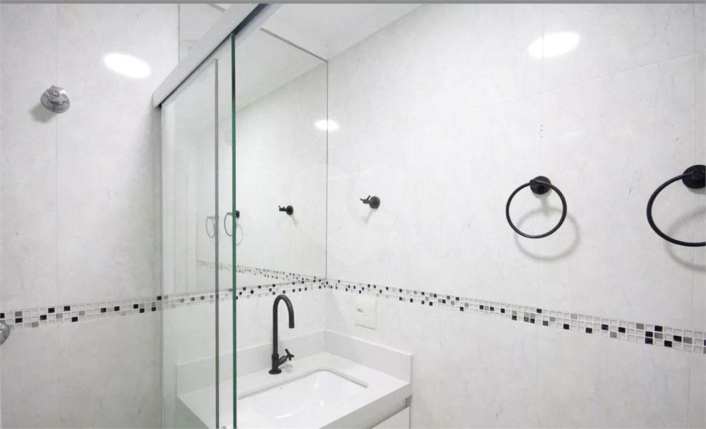 Apartamento em condomínio Clube, com varanda, 3 quartos e 1 vaga.