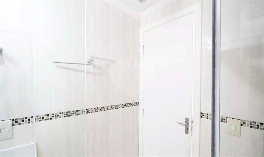 Apartamento em condomínio Clube, com varanda, 3 quartos e 1 vaga.