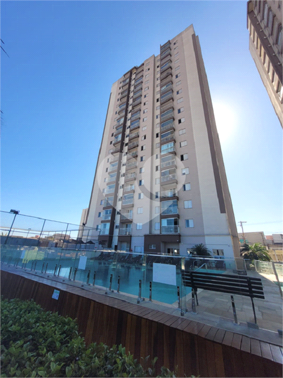 Apartamento em condomínio Clube, com varanda, 3 quartos e 1 vaga.