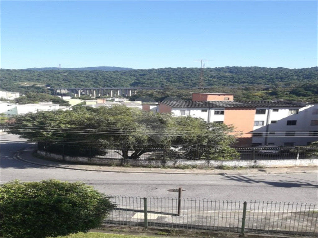 Apto no Jd Antártica com vaga de garagem e condomínio baixo