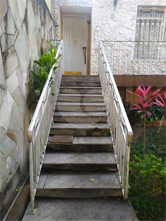Casa no bairro do Tremembé. Construção sólida. Precisa de modernização