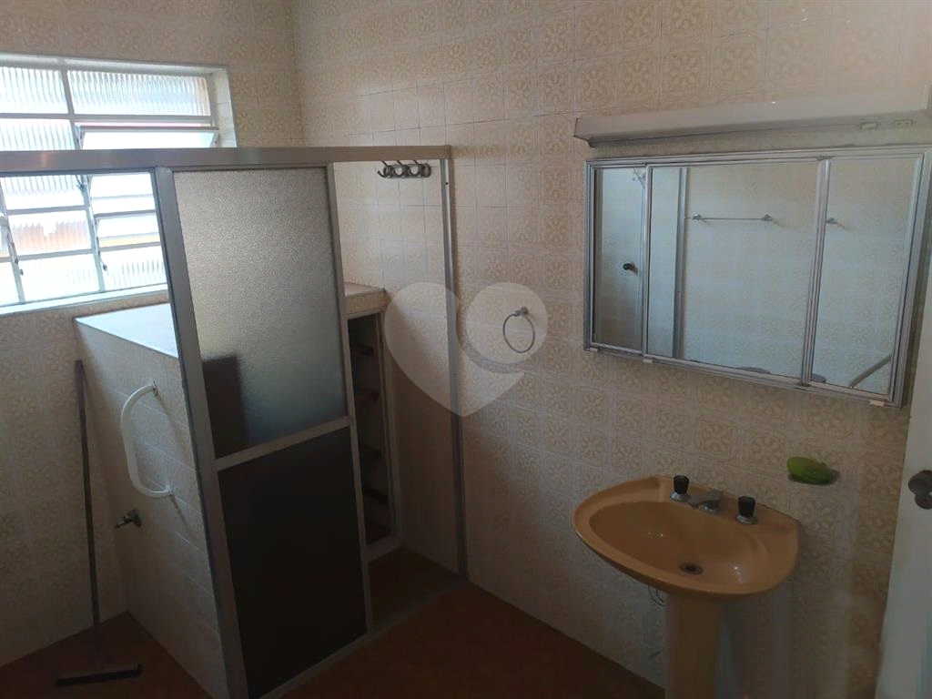 Casa no bairro do Tremembé. Construção sólida. Precisa de modernização