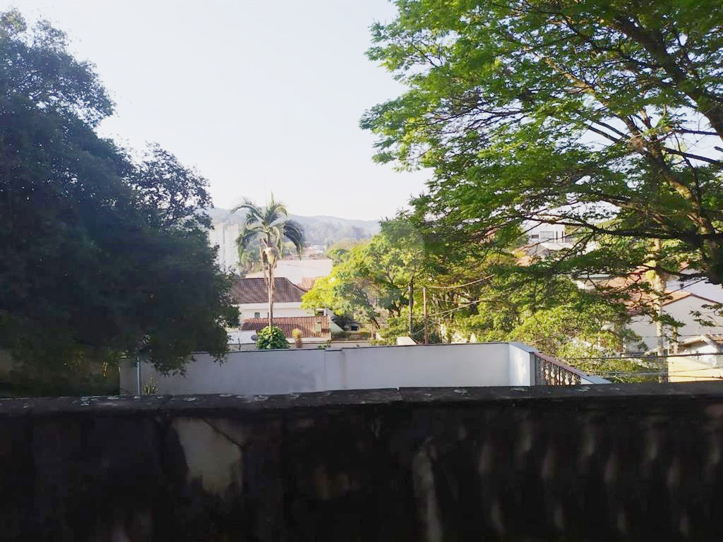 Casa no bairro do Tremembé. Construção sólida. Precisa de modernização