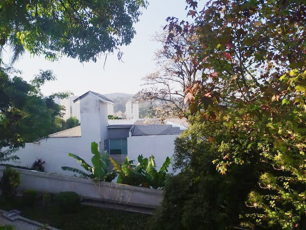 Casa no bairro do Tremembé. Construção sólida. Precisa de modernização