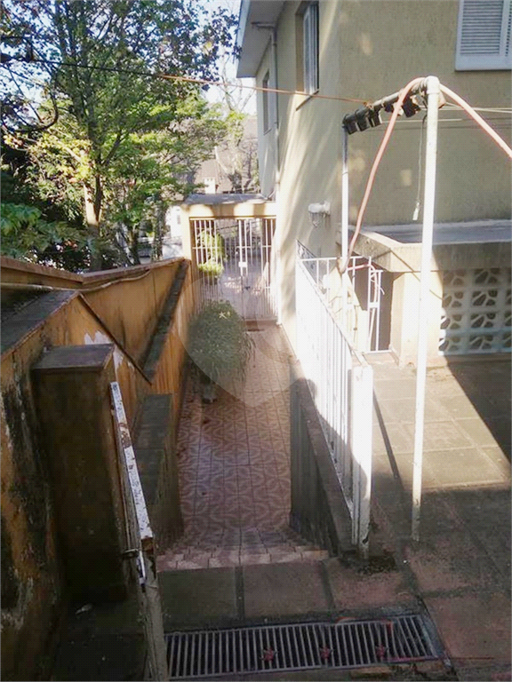 Casa no bairro do Tremembé. Construção sólida. Precisa de modernização