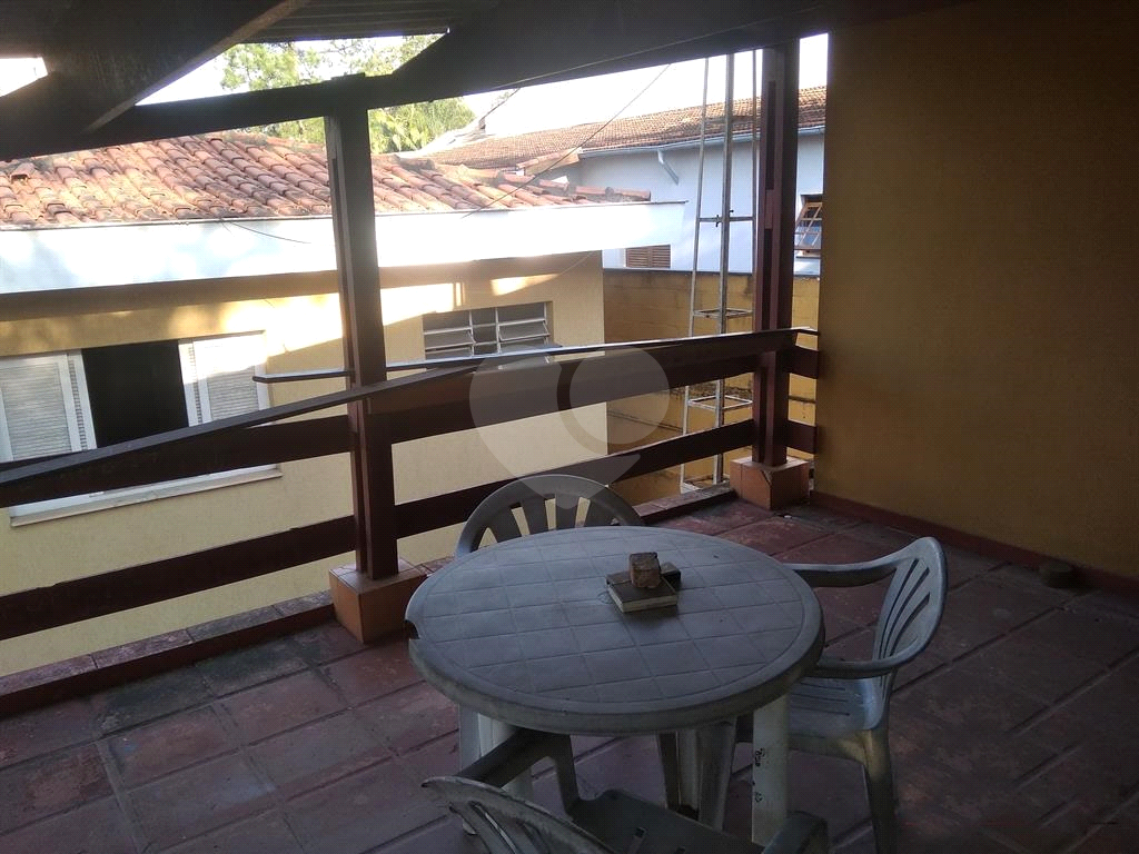 Casa no bairro do Tremembé. Construção sólida. Precisa de modernização