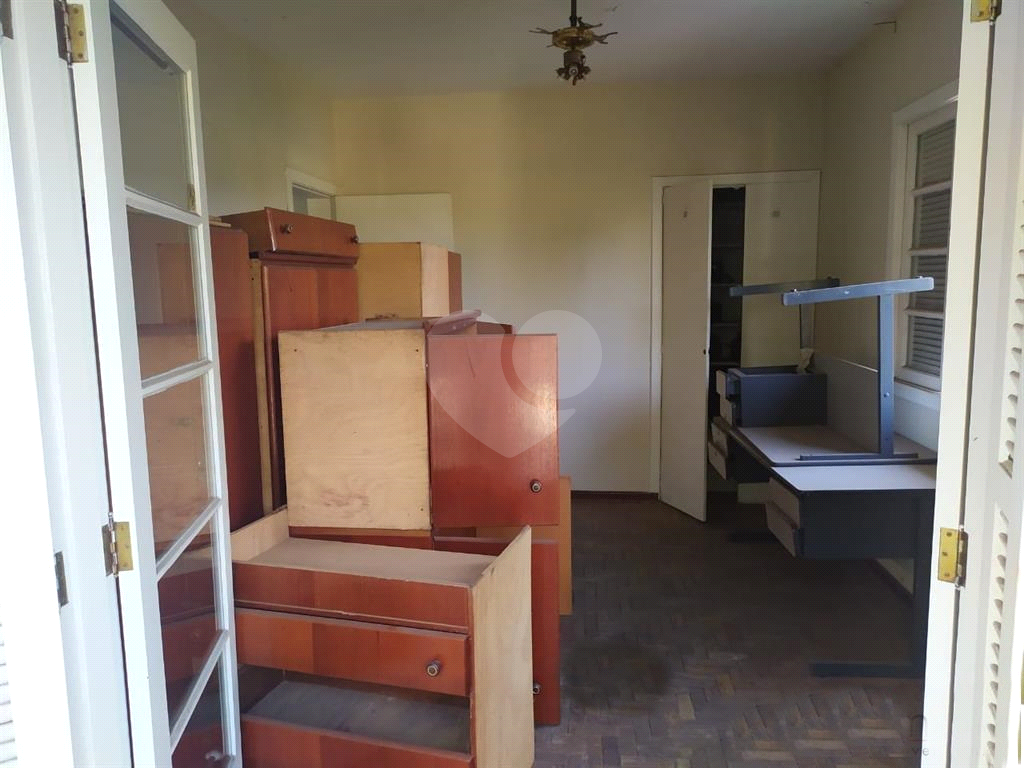 Casa no bairro do Tremembé. Construção sólida. Precisa de modernização