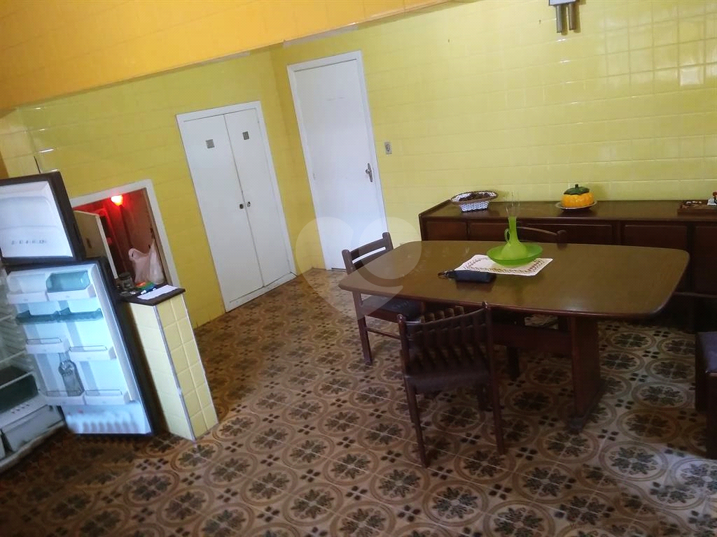 Casa no bairro do Tremembé. Construção sólida. Precisa de modernização