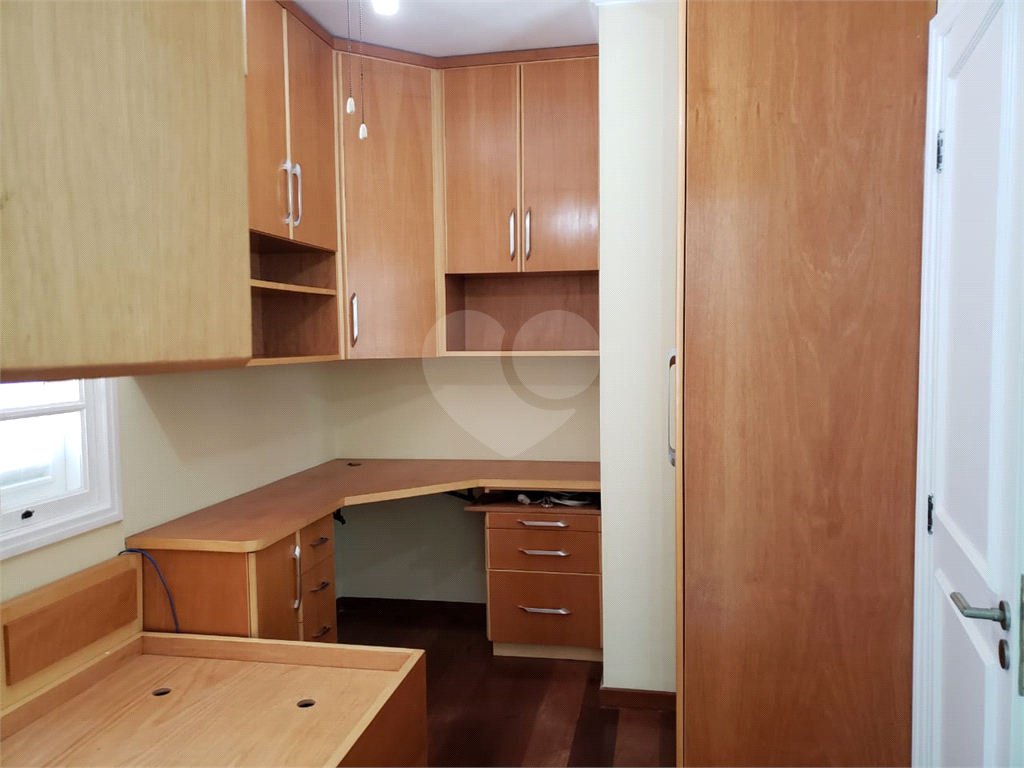 Excelente sobrado com 3 suítes e 4 vagas de garagem. Aquecimento solar