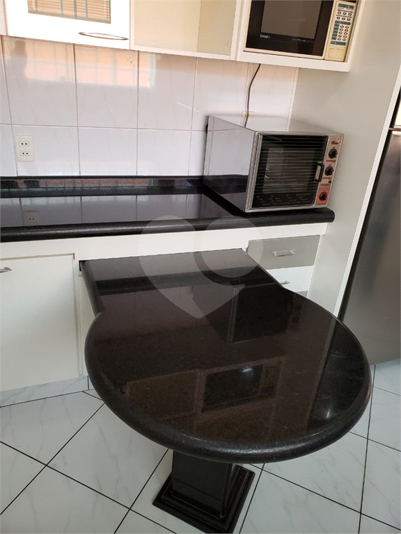Excelente sobrado com 3 suítes e 4 vagas de garagem. Aquecimento solar