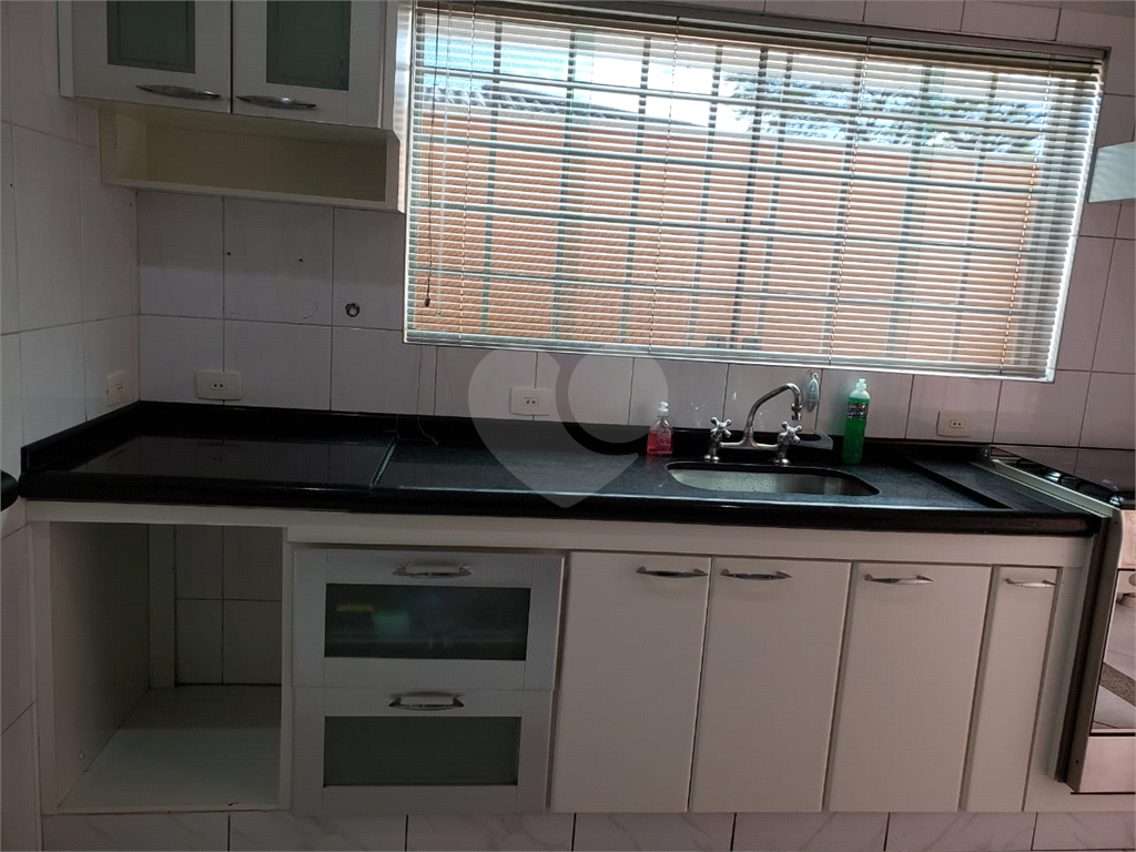 Excelente sobrado com 3 suítes e 4 vagas de garagem. Aquecimento solar