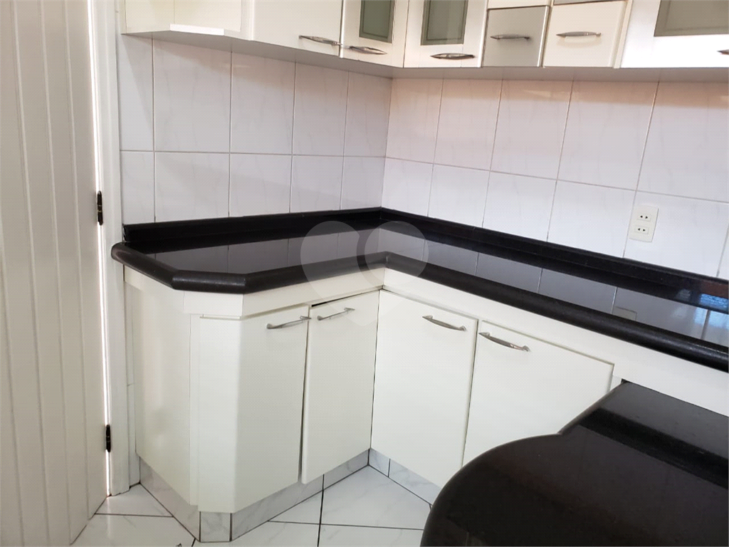 Excelente sobrado com 3 suítes e 4 vagas de garagem. Aquecimento solar