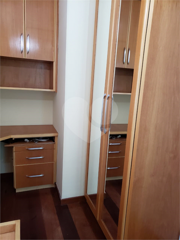 Excelente sobrado com 3 suítes e 4 vagas de garagem. Aquecimento solar