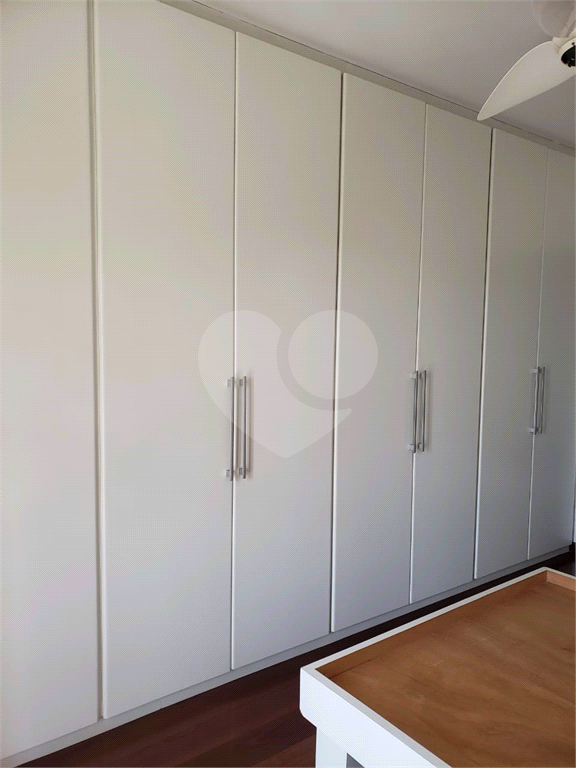 Excelente sobrado com 3 suítes e 4 vagas de garagem. Aquecimento solar