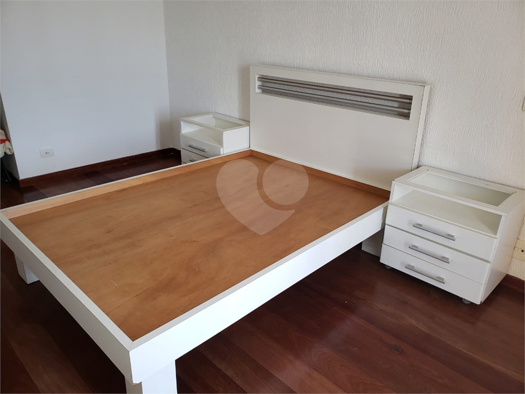 Excelente sobrado com 3 suítes e 4 vagas de garagem. Aquecimento solar