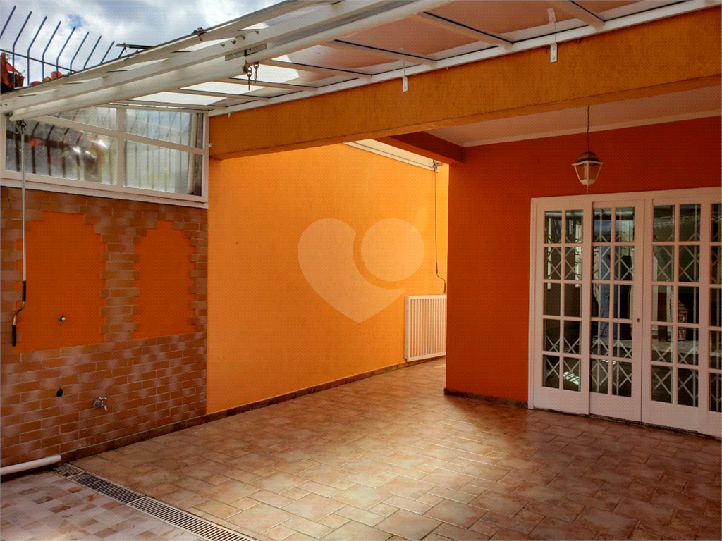 Excelente sobrado com 3 suítes e 4 vagas de garagem. Aquecimento solar