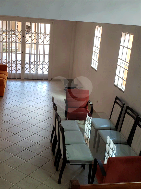 Excelente sobrado com 3 suítes e 4 vagas de garagem. Aquecimento solar