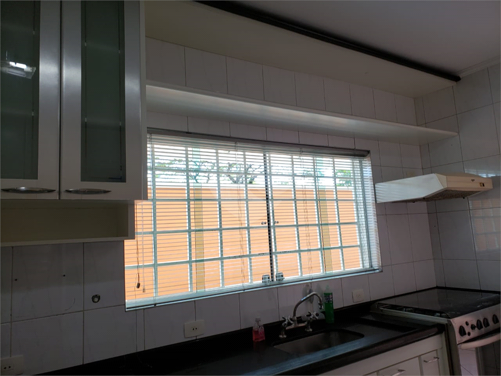 Excelente sobrado com 3 suítes e 4 vagas de garagem. Aquecimento solar