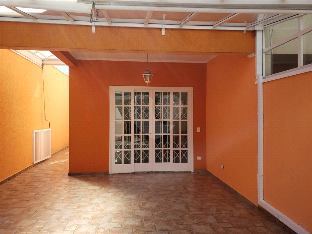Excelente sobrado com 3 suítes e 4 vagas de garagem. Aquecimento solar