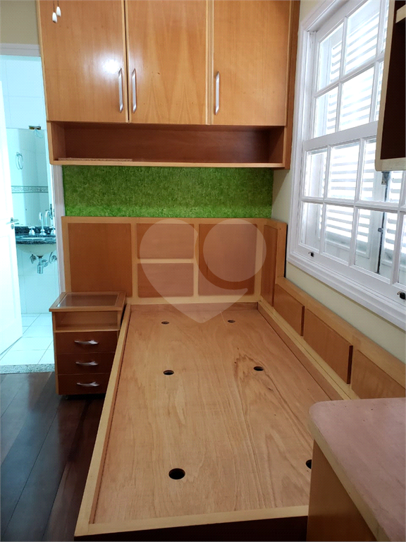 Excelente sobrado com 3 suítes e 4 vagas de garagem. Aquecimento solar